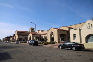 12-26-2023: Oakland; California: Oakland California 'daki dağ manzaralı mezarlık