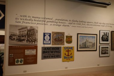 12-14-2023: San Francisco, Kaliforniya: San Francisco Tarihi Topluluğu 'nda Anchor Buhar Birası tabelası