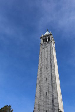 1-8-2023: Berkeley, Kaliforniya, ABD: Berkeley Kampüsü 'ndeki Califfornia Üniversitesi, Sather Kulesi, Companile, Bell Tower