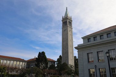 1-8-2023: Berkeley, Kaliforniya, ABD: Berkeley Kampüsü 'ndeki Califfornia Üniversitesi, Sather Kulesi, Companile, Bell Tower