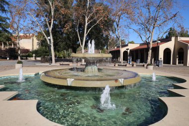 1-8-2024: Cupertino, California, ABD: De Anza College Cupertino California Çeşmesi