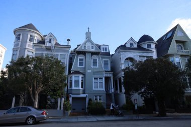 1-1-2024: San Francisco, California, ABD: San Francisco Pacific Heights Mahallesi, Queen Anne Stili Binalar
