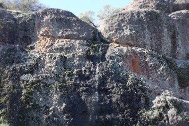 Kaliforniya 'daki ulusal parktaki dağların, kayaların ve mağaraların fotoğrafı