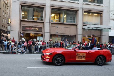 2-24-2024: San Francisco, California: Çin Yeni Yıl Geçidi, ScScott Weiner, 