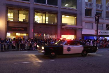 2-24-2024: San Francisco, California: Çin Yeni Yıl Geçidi, polis arabası 