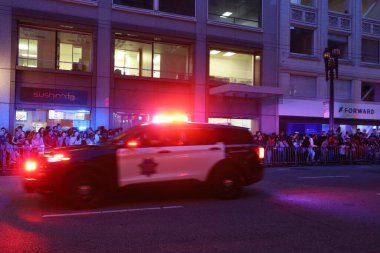 2-24-2024: San Francisco, California: Çin Yeni Yıl Geçidi, polis arabası 