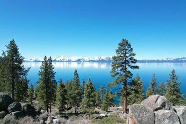 Havadan çekilmiş Tahoe Gölü California fotoğrafı.