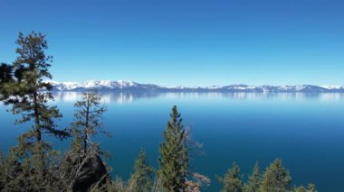 Tahoe Gölü 'nün havadan çekilmiş videosu.