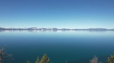 Tahoe Gölü 'nün havadan çekilmiş videosu.