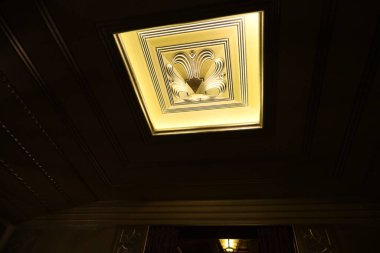 6-7-2024: Oakland, California: Oakland Paramount Tiyatrosu, California, Tiyatro ve bilet gişesi koridoru