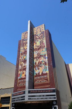 6-7-2024: Oakland, California: Oakland Paramount Tiyatrosu, Kaliforniya, Sokağın karşısından manzara