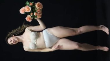 İç çamaşırlı güzel beyaz kadın.