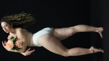 İç çamaşırlı güzel beyaz kadın. dikey video