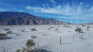 Palm Springs, Kaliforniya 'daki çöl ve yel değirmenlerinin hava görüntüleri.