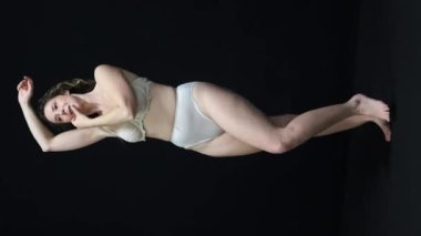 Stüdyoda poz veren güzel beyaz kadın.