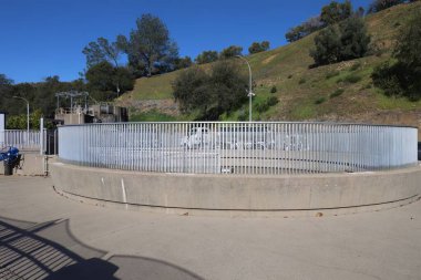 13-2-2023: Oroville, California: Oroville Barajı yakınlarındaki Balık kuluçka yerinin fotoğrafı