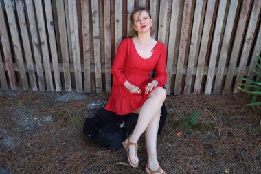 Gölün kenarındaki parkta güzel bir Rus kadının fotoğrafı.