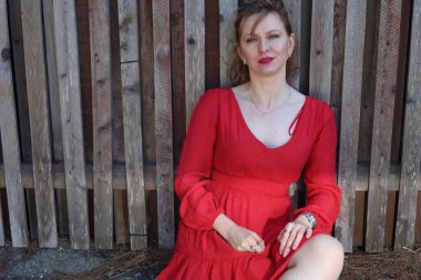 Gölün kenarındaki parkta güzel bir Rus kadının fotoğrafı.