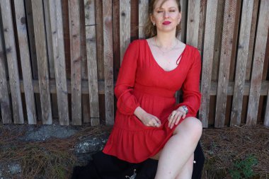 Gölün kenarındaki parkta güzel bir Rus kadının fotoğrafı.