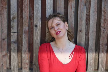 Gölün kenarındaki parkta güzel bir Rus kadının fotoğrafı.