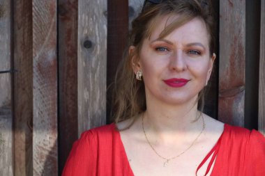 Gölün kenarındaki parkta güzel bir Rus kadının fotoğrafı.