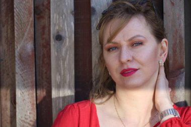 Gölün kenarındaki parkta güzel bir Rus kadının fotoğrafı.