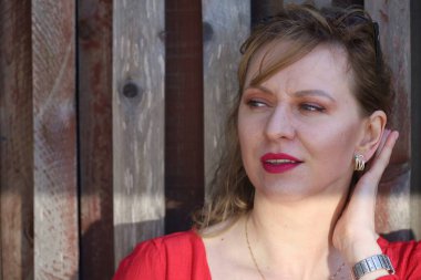 Gölün kenarındaki parkta güzel bir Rus kadının fotoğrafı.