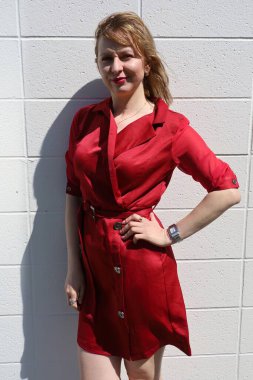 Gölün kenarındaki parkta güzel bir Rus kadının fotoğrafı.