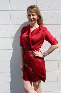 Gölün kenarındaki parkta güzel bir Rus kadının fotoğrafı.