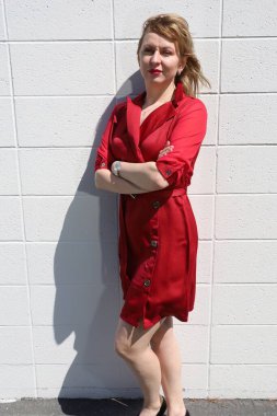 Gölün kenarındaki parkta güzel bir Rus kadının fotoğrafı.