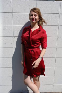 Gölün kenarındaki parkta güzel bir Rus kadının fotoğrafı.