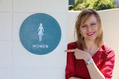 Gölün kenarındaki parkta güzel bir Rus kadının fotoğrafı.