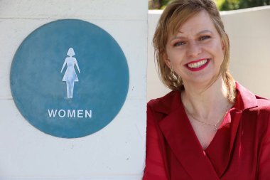 Gölün kenarındaki parkta güzel bir Rus kadının fotoğrafı.