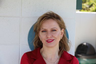 Gölün kenarındaki parkta güzel bir Rus kadının fotoğrafı.