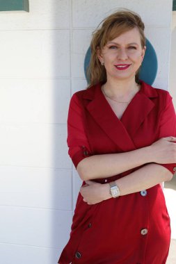 Gölün kenarındaki parkta güzel bir Rus kadının fotoğrafı.