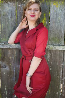 Gölün kenarındaki parkta güzel bir Rus kadının fotoğrafı.