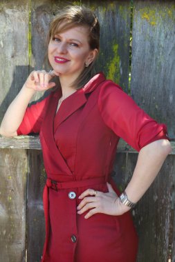 Gölün kenarındaki parkta güzel bir Rus kadının fotoğrafı.