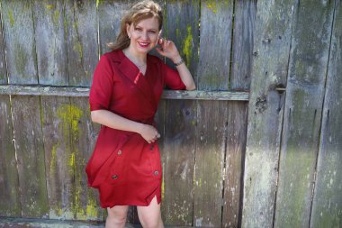 Gölün kenarındaki parkta güzel bir Rus kadının fotoğrafı.