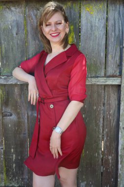 Gölün kenarındaki parkta güzel bir Rus kadının fotoğrafı.