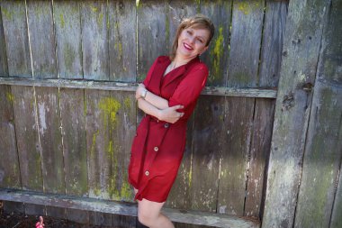 Gölün kenarındaki parkta güzel bir Rus kadının fotoğrafı.