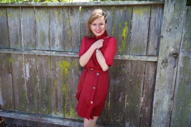 Gölün kenarındaki parkta güzel bir Rus kadının fotoğrafı.