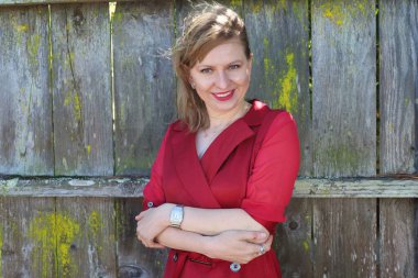 Gölün kenarındaki parkta güzel bir Rus kadının fotoğrafı.