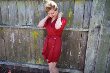 Gölün kenarındaki parkta güzel bir Rus kadının fotoğrafı.