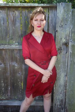 Gölün kenarındaki parkta güzel bir Rus kadının fotoğrafı.