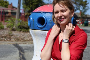 Gölün kenarındaki parkta güzel bir Rus kadının fotoğrafı.