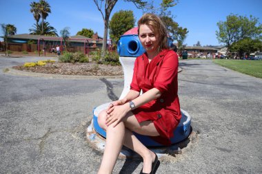 Gölün kenarındaki parkta güzel bir Rus kadının fotoğrafı.