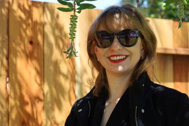 Gölün kenarındaki parkta güzel bir Rus kadının fotoğrafı.