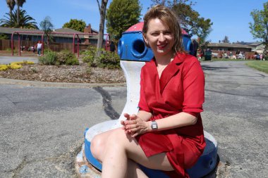 Gölün kenarındaki parkta güzel bir Rus kadının fotoğrafı.