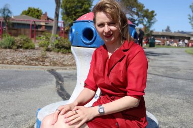 Gölün kenarındaki parkta güzel bir Rus kadının fotoğrafı.