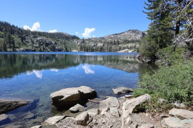 Fotoğraf: Büyük Ayı Gölü Eureka Plumas Ormanı, Kaliforniya